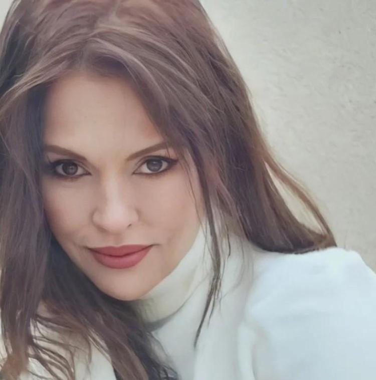 Aydan Şener Üç Kız Kardeş’te Oğlu ile birlikte yeni bir hayat kurmak için Ayvalık’a taşınır
