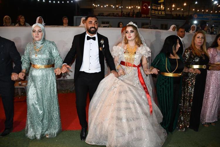 Fenomen Tıvorlu İsmail’in oğlu evlendi Düğünde geline 7 milyon liralık takı