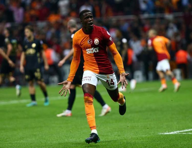 DAViNSON MÜTHiŞ OYNADI