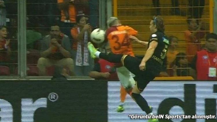 Galatasarayın ikinci golünde top çizgiyi geçti mi Eski hakem canlı yayında açıkladı