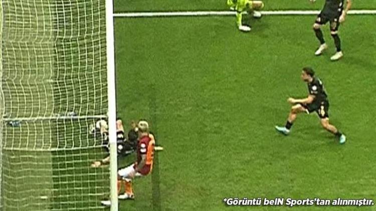 Galatasarayın ikinci golünde top çizgiyi geçti mi Eski hakem canlı yayında açıkladı