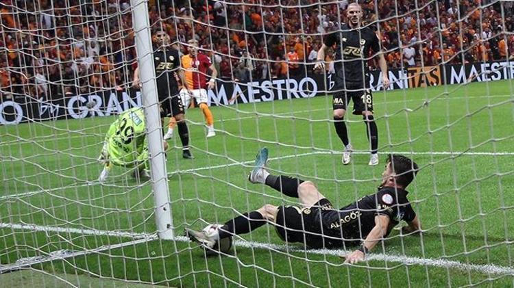 Galatasarayın ikinci golünde top çizgiyi geçti mi Eski hakem canlı yayında açıkladı