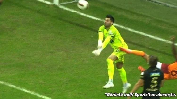 Galatasarayın ikinci golünde top çizgiyi geçti mi Eski hakem canlı yayında açıkladı