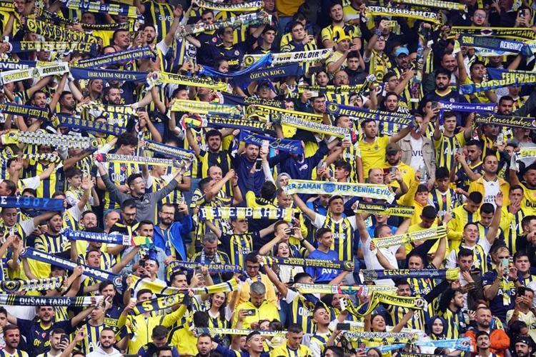 Tartışmalı pozisyonlar Fenerbahçe - Çaykur Rizespor maçına damga vurdu Karşılaşma için olay iddia: Hakemleri yanlış yönlendiriyor, o günden beri penaltı verilmiyor