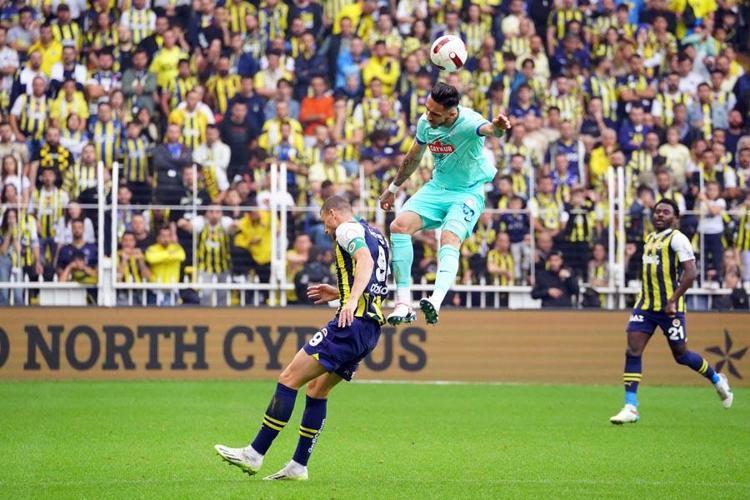 Tartışmalı pozisyonlar Fenerbahçe - Çaykur Rizespor maçına damga vurdu Karşılaşma için olay iddia: Hakemleri yanlış yönlendiriyor, o günden beri penaltı verilmiyor