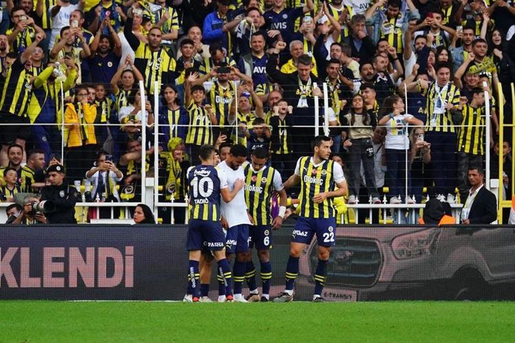 Tartışmalı pozisyonlar Fenerbahçe - Çaykur Rizespor maçına damga vurdu Karşılaşma için olay iddia: Hakemleri yanlış yönlendiriyor, o günden beri penaltı verilmiyor