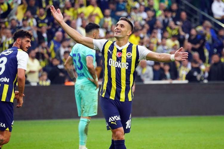 Tartışmalı pozisyonlar Fenerbahçe - Çaykur Rizespor maçına damga vurdu Karşılaşma için olay iddia: Hakemleri yanlış yönlendiriyor, o günden beri penaltı verilmiyor