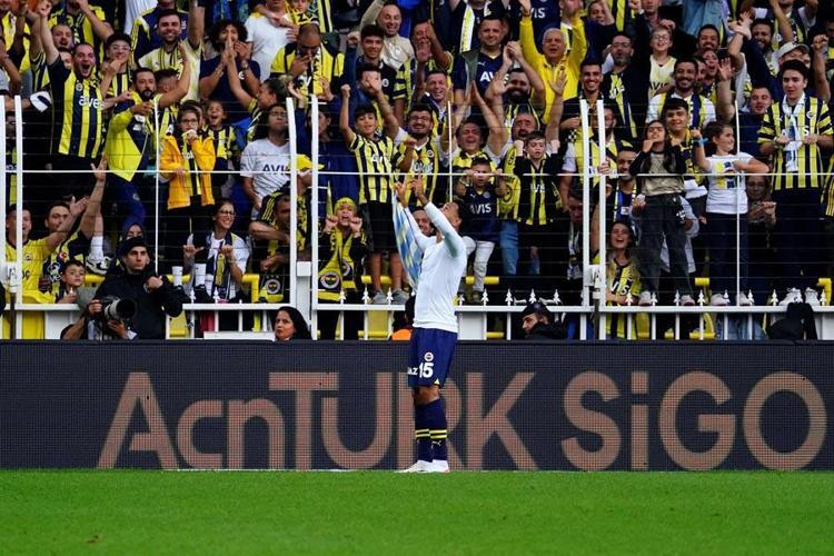 Tartışmalı pozisyonlar Fenerbahçe - Çaykur Rizespor maçına damga vurdu Karşılaşma için olay iddia: Hakemleri yanlış yönlendiriyor, o günden beri penaltı verilmiyor