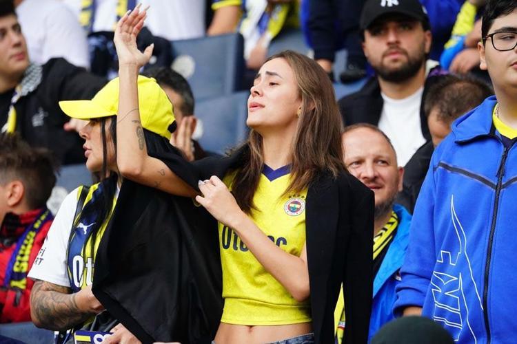 Tartışmalı pozisyonlar Fenerbahçe - Çaykur Rizespor maçına damga vurdu Karşılaşma için olay iddia: Hakemleri yanlış yönlendiriyor, o günden beri penaltı verilmiyor