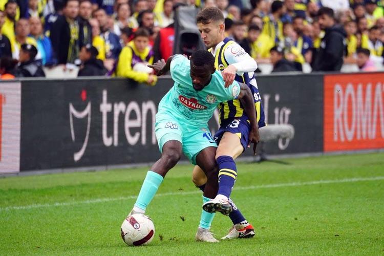 Tartışmalı pozisyonlar Fenerbahçe - Çaykur Rizespor maçına damga vurdu Karşılaşma için olay iddia: Hakemleri yanlış yönlendiriyor, o günden beri penaltı verilmiyor