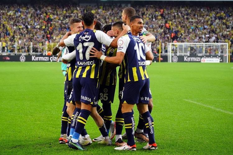 Tartışmalı pozisyonlar Fenerbahçe - Çaykur Rizespor maçına damga vurdu Karşılaşma için olay iddia: Hakemleri yanlış yönlendiriyor, o günden beri penaltı verilmiyor