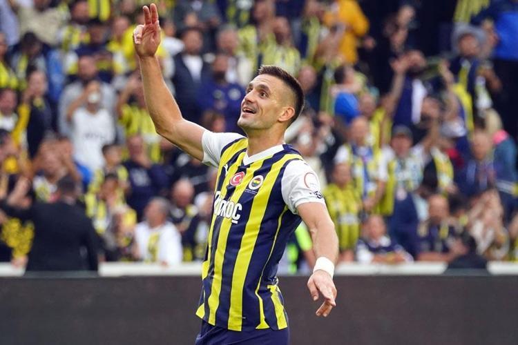Tartışmalı pozisyonlar Fenerbahçe - Çaykur Rizespor maçına damga vurdu Karşılaşma için olay iddia: Hakemleri yanlış yönlendiriyor, o günden beri penaltı verilmiyor