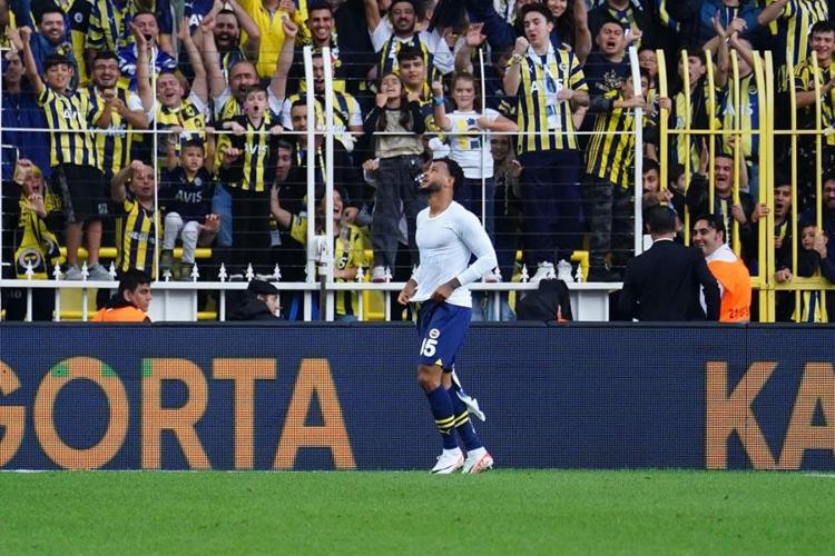 Tartışmalı pozisyonlar Fenerbahçe - Çaykur Rizespor maçına damga vurdu Karşılaşma için olay iddia: Hakemleri yanlış yönlendiriyor, o günden beri penaltı verilmiyor
