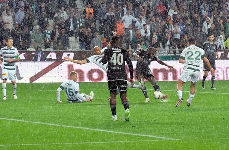 Konyaspor - Beşiktaş maçında inanılmaz hata Saniyeler içerisinde kırmızı kart gördü