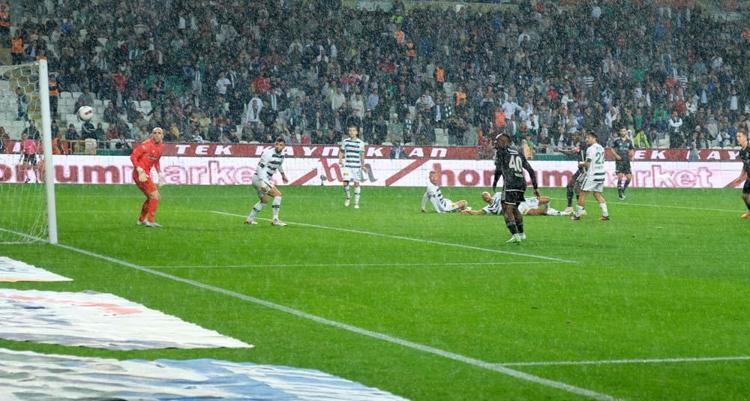 Konyaspor - Beşiktaş maçında inanılmaz hata Saniyeler içerisinde kırmızı kart gördü