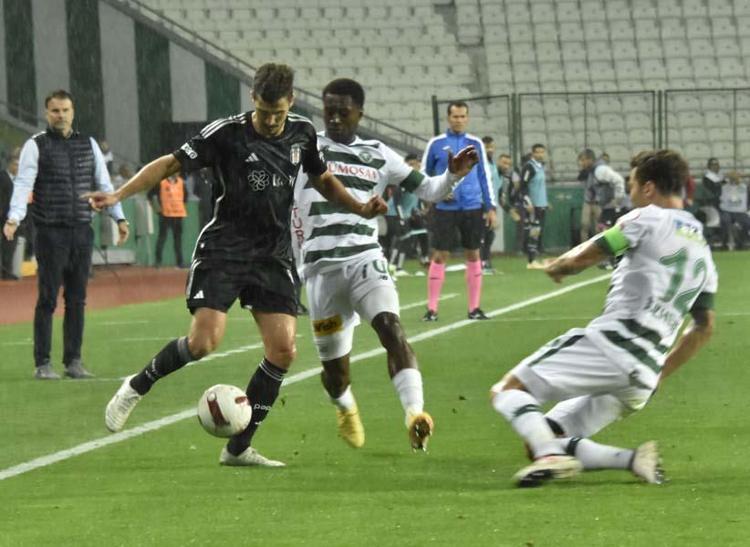 Konyaspor - Beşiktaş maçında inanılmaz hata Saniyeler içerisinde kırmızı kart gördü