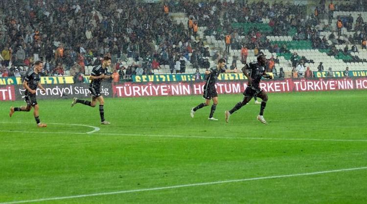 Konyaspor - Beşiktaş maçında inanılmaz hata Saniyeler içerisinde kırmızı kart gördü