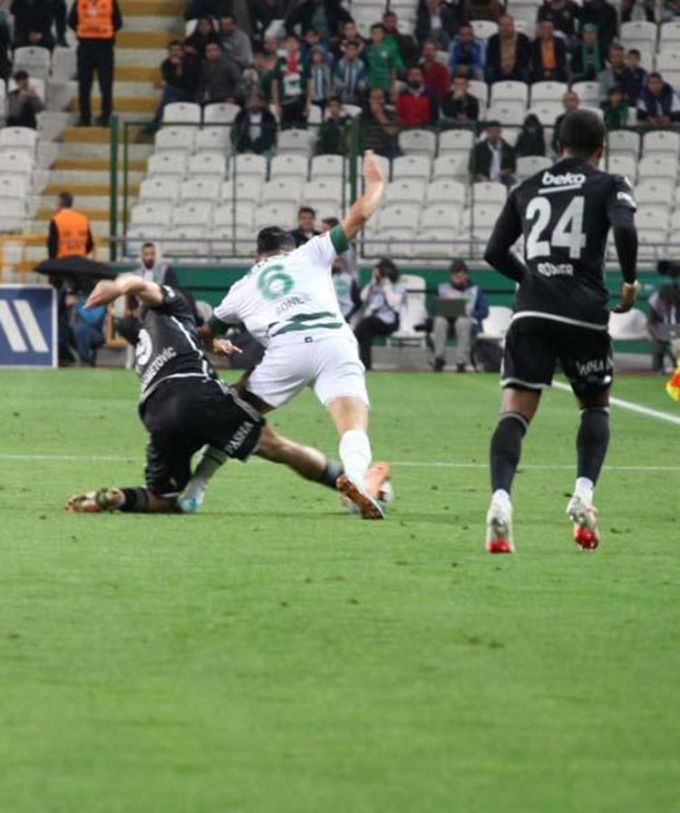 Konyaspor - Beşiktaş maçında inanılmaz hata Saniyeler içerisinde kırmızı kart gördü