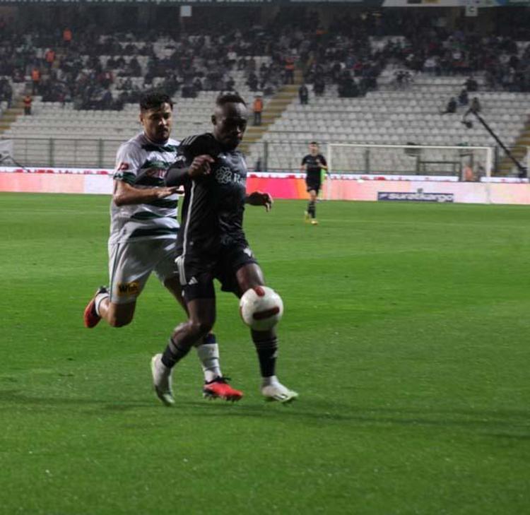 Konyaspor - Beşiktaş maçında inanılmaz hata Saniyeler içerisinde kırmızı kart gördü
