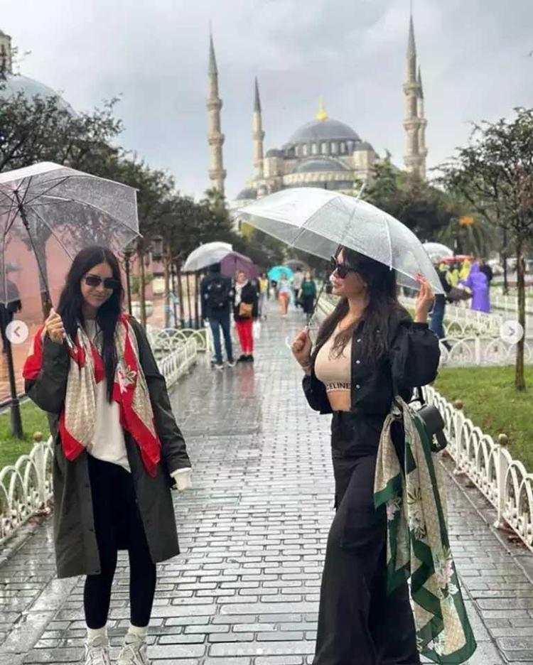 Wanda Nara kardeşiyle İstanbul turunda Paylaşım yorum yağmuruna tutuldu Aslan yengem