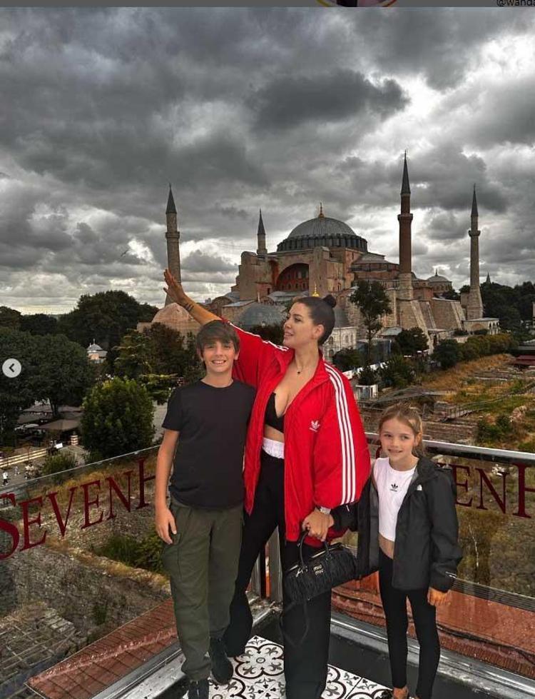 Wanda Nara kardeşiyle İstanbul turunda Paylaşım yorum yağmuruna tutuldu Aslan yengem