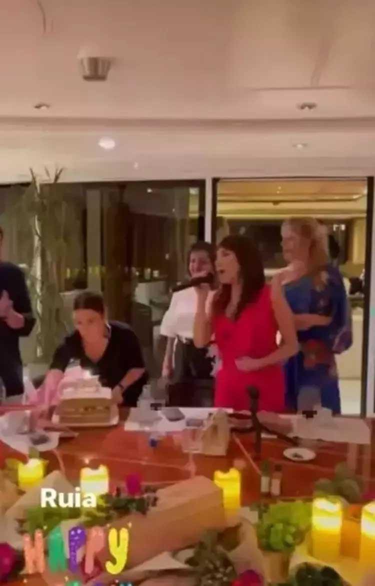 Burcu Güneş, Hintli milyarderin lüks teknesinde sahne aldı