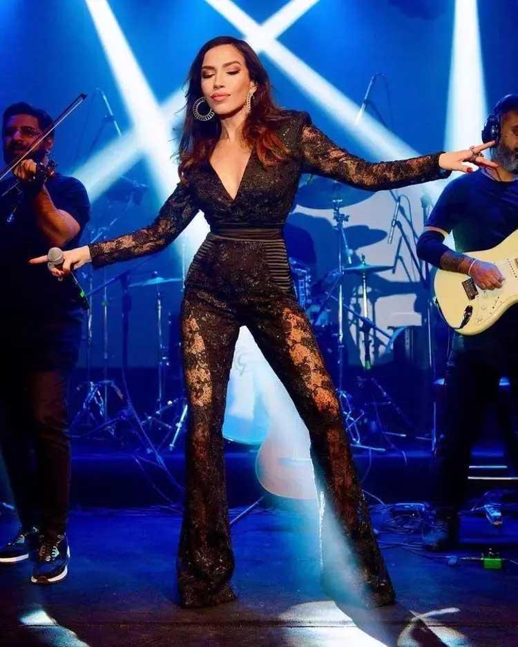 Burcu Güneş, Hintli milyarderin lüks teknesinde sahne aldı