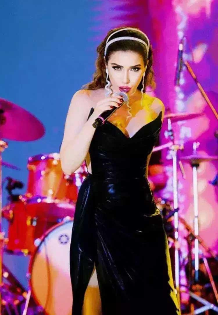 Burcu Güneş, Hintli milyarderin lüks teknesinde sahne aldı