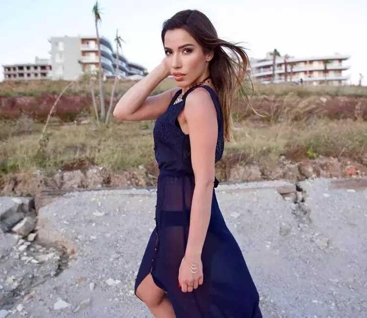 Burcu Güneş, Hintli milyarderin lüks teknesinde sahne aldı