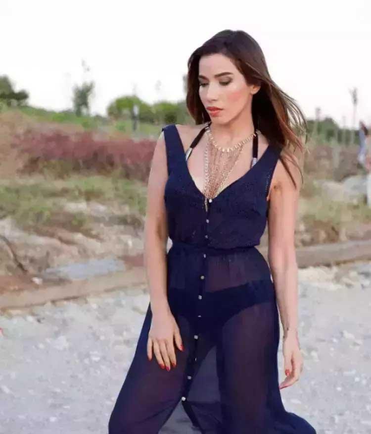 Burcu Güneş, Hintli milyarderin lüks teknesinde sahne aldı