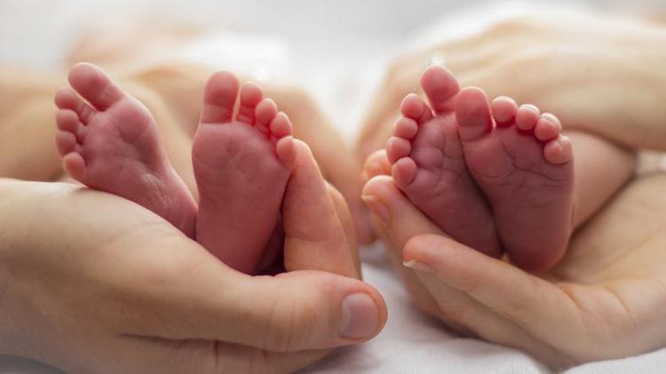 İkiz bebeklerin babaları farklı olabilir mi (babaları farklı nasıl olur) Heteropaternal Süperfekondasyo nedir İkiz bebeklerden birinin babası farklı