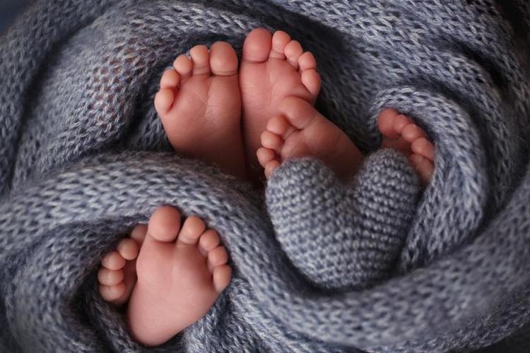 İkiz bebeklerin babaları farklı olabilir mi (babaları farklı nasıl olur) Heteropaternal Süperfekondasyo nedir İkiz bebeklerden birinin babası farklı