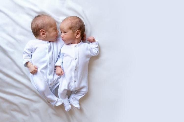 İkiz bebeklerin babaları farklı olabilir mi (babaları farklı nasıl olur) Heteropaternal Süperfekondasyo nedir İkiz bebeklerden birinin babası farklı