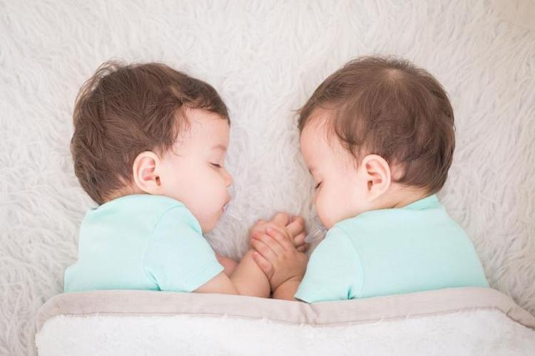 İkiz bebeklerin babaları farklı olabilir mi (babaları farklı nasıl olur) Heteropaternal Süperfekondasyo nedir İkiz bebeklerden birinin babası farklı