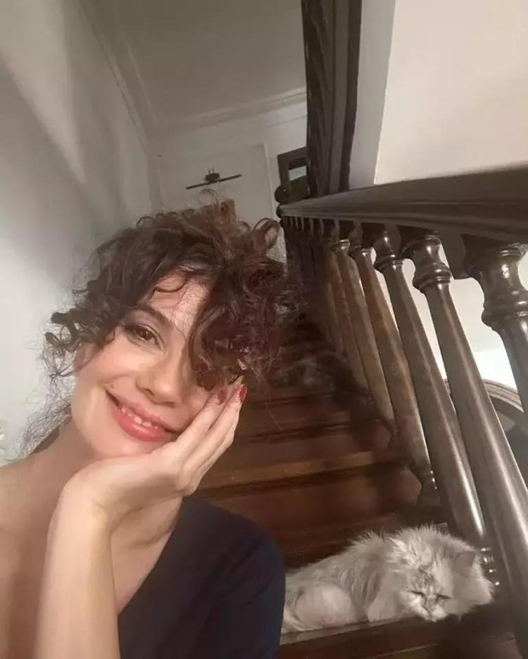 Ünlü sanatçının 1+0 evi olay oldu Mütevazı evinin kapılarını açtı