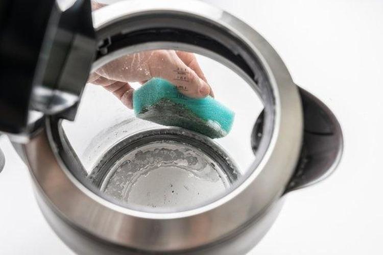 Kettle, airfryer temizliğinde bu yöntem işe yarıyor Bir kaşık ekleyince prıl pırıl parlıyor