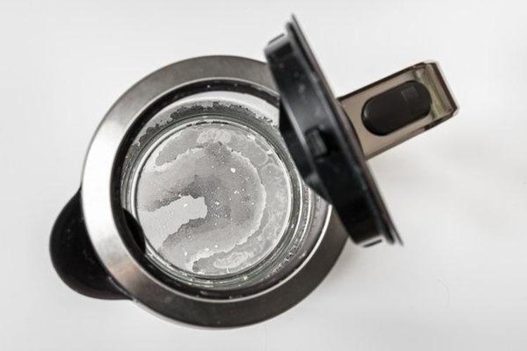Kettle, airfryer temizliğinde bu yöntem işe yarıyor Bir kaşık ekleyince prıl pırıl parlıyor