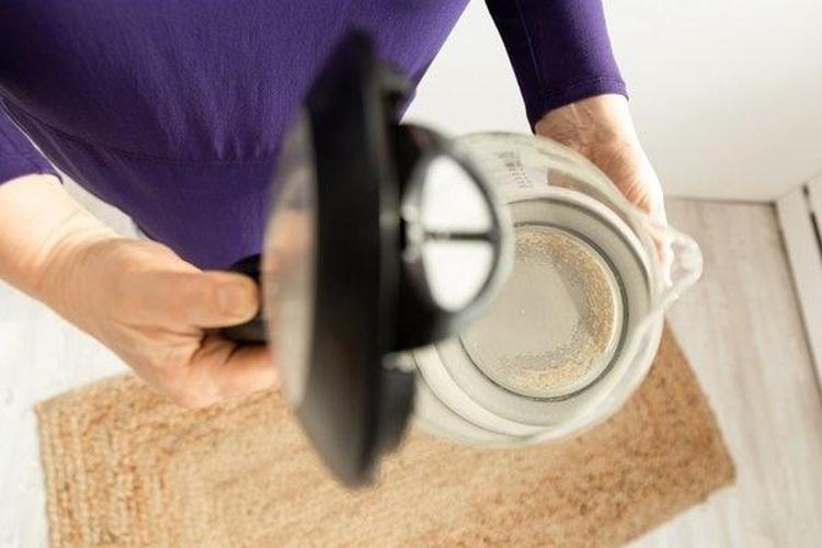 Kettle, airfryer temizliğinde bu yöntem işe yarıyor Bir kaşık ekleyince prıl pırıl parlıyor