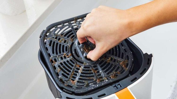 Kettle, airfryer temizliğinde bu yöntem işe yarıyor Bir kaşık ekleyince prıl pırıl parlıyor