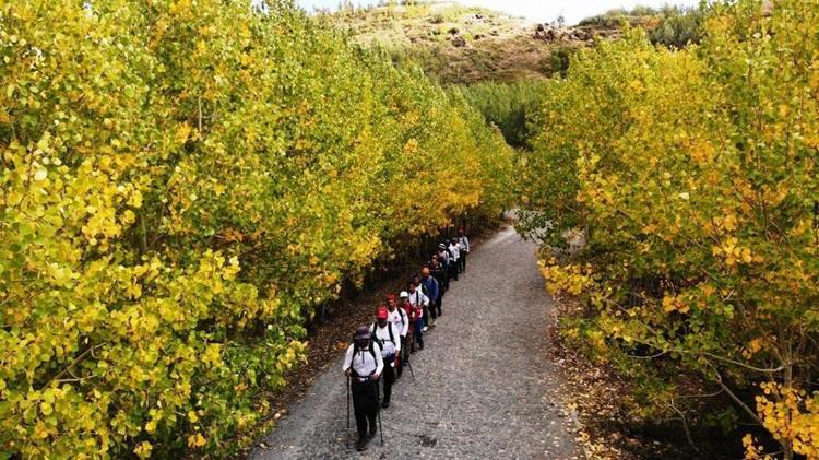 Türkiyenin en büyük, dünyanın ikinci büyük krater gölü ’Mükemmeliyet Ödülü’ alan gölde nefes kesen manzaralar