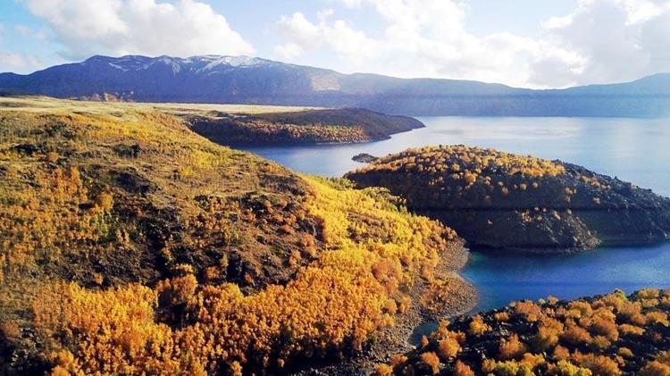 Türkiyenin en büyük, dünyanın ikinci büyük krater gölü ’Mükemmeliyet Ödülü’ alan gölde nefes kesen manzaralar
