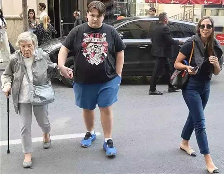 Zehra Çilingiroğlu sevgilisiyle sahil turunda Kameraları fark edince trafiğe karıştılar
