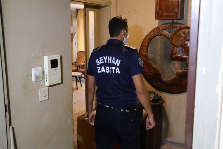 Çöp evin içerisinde zaman durdu Yaşlı kadın yaşadığı dramı anlattı