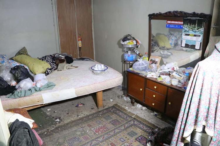 Çöp evin içerisinde zaman durdu Yaşlı kadın yaşadığı dramı anlattı