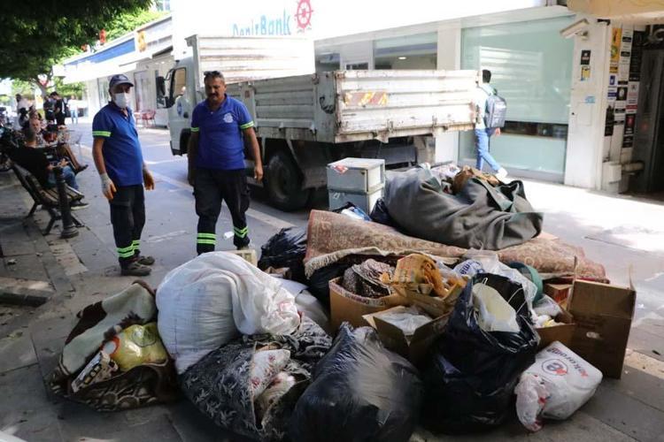 Çöp evin içerisinde zaman durdu Yaşlı kadın yaşadığı dramı anlattı