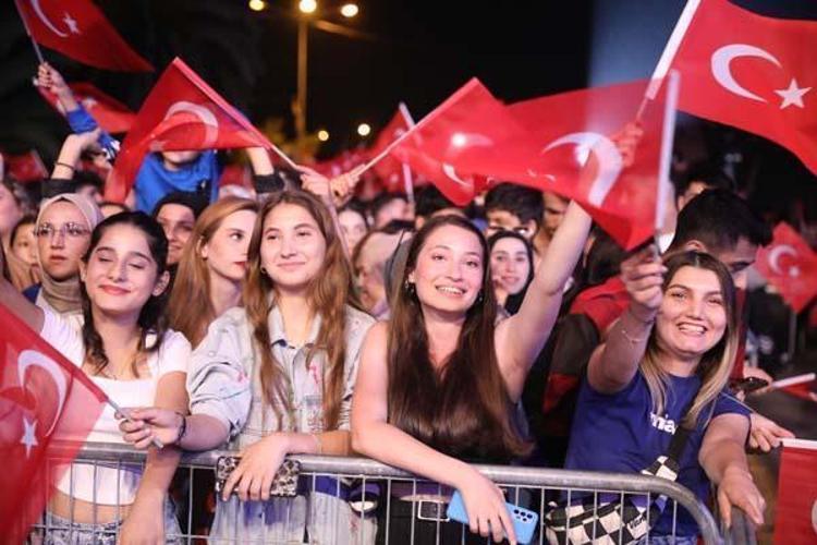 Cumhuriyetin 100. yılı 81 ilde büyük coşku ile kutlanıyor Vatandaşlar sokaklara döküldü