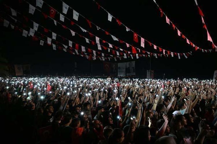 Cumhuriyetin 100. yılı 81 ilde büyük coşku ile kutlanıyor Vatandaşlar sokaklara döküldü