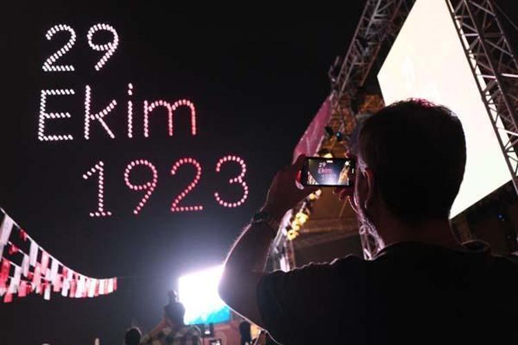 Cumhuriyetin 100. yılı 81 ilde büyük coşku ile kutlanıyor Vatandaşlar sokaklara döküldü