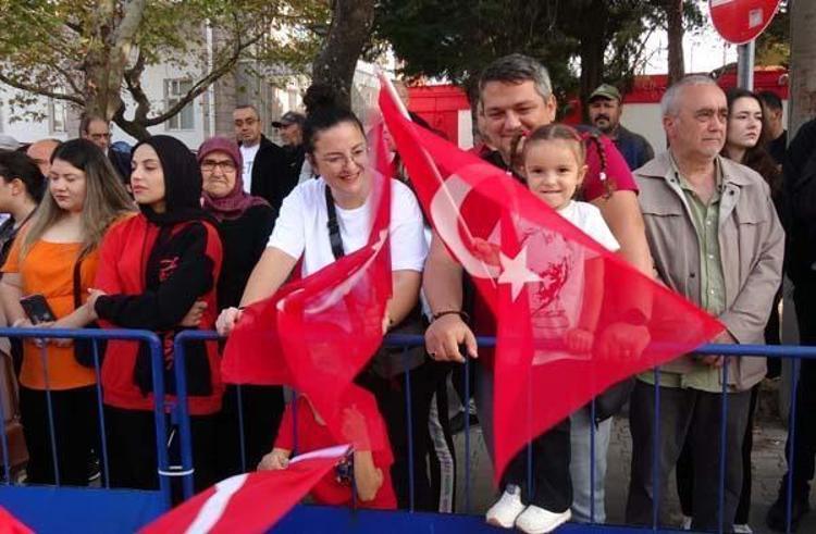 400 METRELİK BAYRAK İLE YÜRÜDÜLER