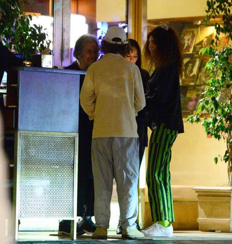 83 yaşında dördüncü kez baba olmuştu Al Pacinonun genç sevgilisine ödeyeceği nafaka miktarı belli oldu
